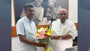 Karnataka Congress: ​‘ಕೈ’ ಕುರ್ಚಿ ಗುದ್ದಾಟಕ್ಕೆ ಕ್ಲೈಮ್ಯಾಕ್ಸ್: ಖರ್ಗೆ ಫೈನಲ್ ಪಂಚ್!